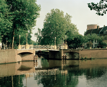 83468 Gezicht op de gerestaureerde Weerdbrug over de Stadsbuitengracht te Utrecht; op de achtergrond de Van Asch van ...